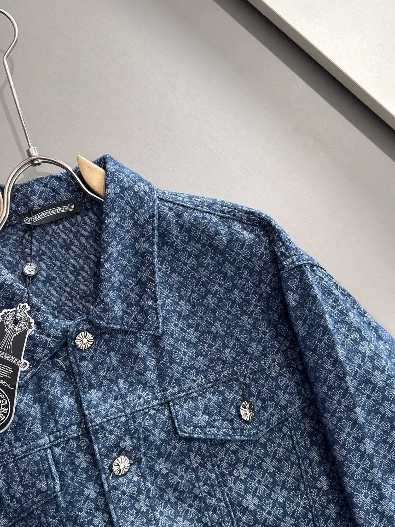🅿️380 Kroxin 2025 catwalk style high-end customized jacquard denim jacket, the texture is first-class, the fabric is made of original jacquard material, brand LOGO engraved, the classic lapel denim jacket is simple and fashionable, low-key luxury, deeply sought after by big stars and Internet celebrities, one of the must-have items for fashionistas! Size: M-2XL
